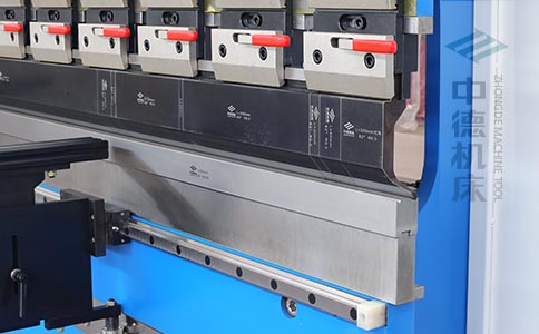 ZDPK-6325標配高精度模具快夾，換模速度快5倍，加高型模托是門業(yè)制造專業(yè)配置.jpg