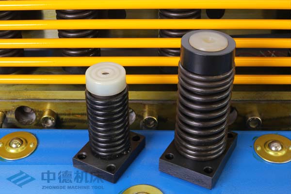 ZDS-2032采用高品質(zhì)壓料油缸，不滲油不會(huì)在板材表面留有油污.jpg