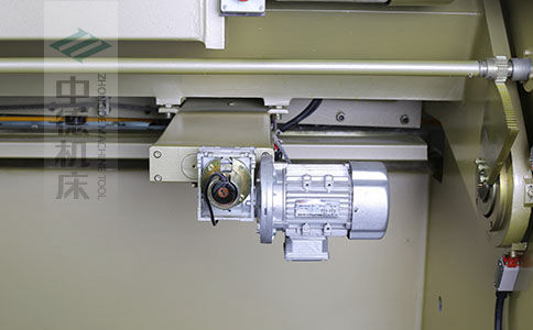ZDS-640剪板機后檔料結構，平行度高，并采用國內一流品牌軸承，耐磨抗壓壽命長.jpg